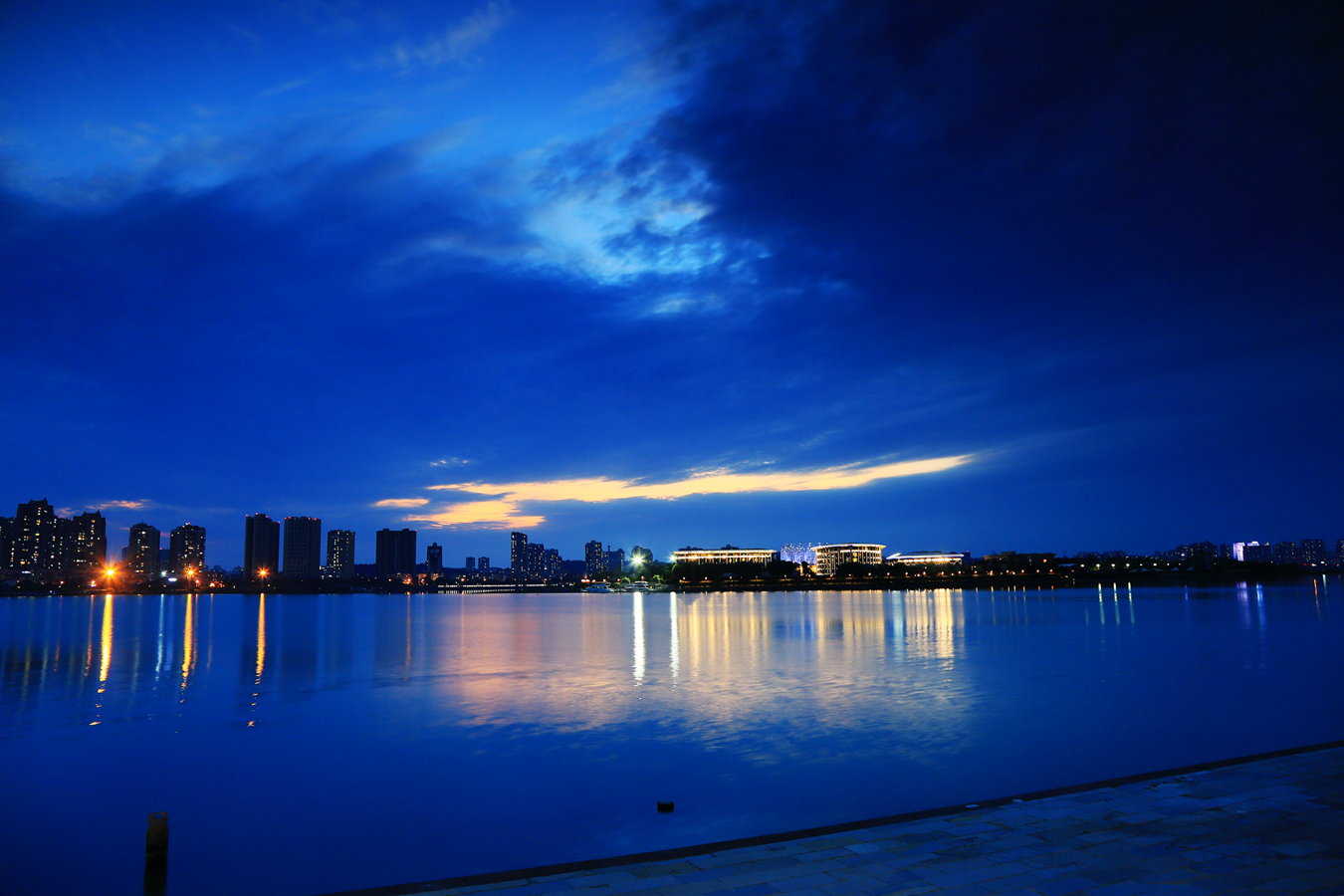 电视剧《夜色正浓》百度云网盘免费高清资源下载地址