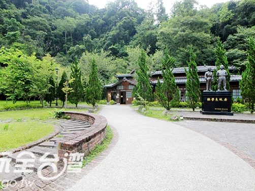 短剧《穿成奸臣女，我靠散财爆红》夸克网盘高清免费1080P资源下载